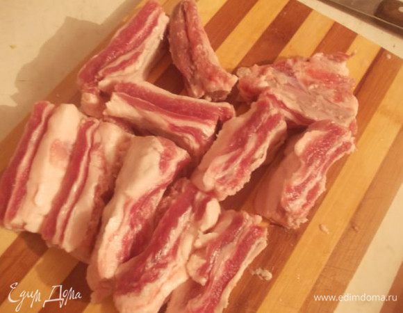 Ребра помыть и порезать на порции.Если используете мякоть,значит крупно порезать,если нутрию,то также режьте на порционные кусочки.