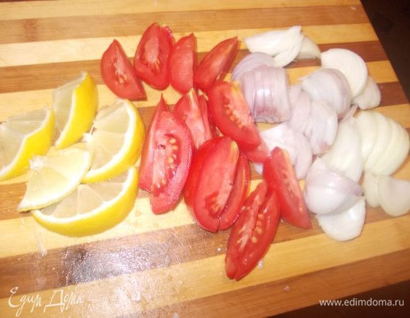 Лук,помидоры и лимон,порезать дольками.Лимона у нас получается,где-то третья часть. Помидоры не крупные и лук тоже не крупный.