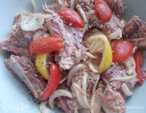 Отправить овощи к мясу и хорошо перемешать,прямо выжимая соки с помидоров и лимона.Посолить,поперчить и добавить специи любимые,я добавила смесь специй кавказских.Оправить на ночь в холодильник. Кстати такой маринад,очень хорош для шашлыка.