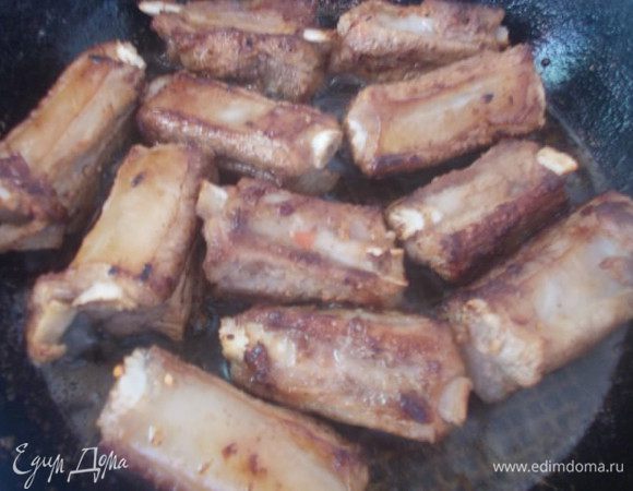 На утро,ребрышки достать из маринада,обсушить немного и обжарить на сковороде,до золотистой корочки. После,слить весь жир со сковороды.