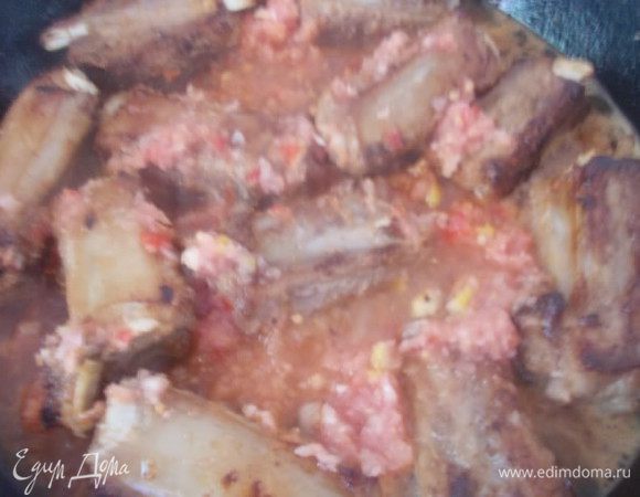 Добавить его к уже обжаренным ребрышкам и тушить на медленном огне не меньше часа,пока ребрышки не будут готовы.