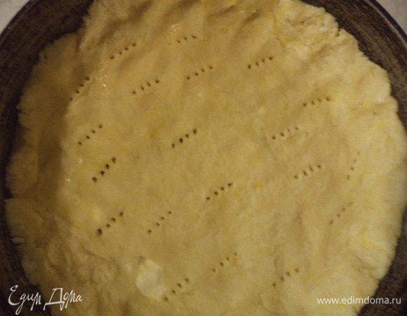 Форму смазать маслом, присыпать мукой, выстелить форму тестом, сделав бортик, наколоть тесто вилкой. Накрыть бумагой для выпечки, сверху насыпать сушёный горох.
Выпекать 15 - 20 мин при температуре 180 градусов.