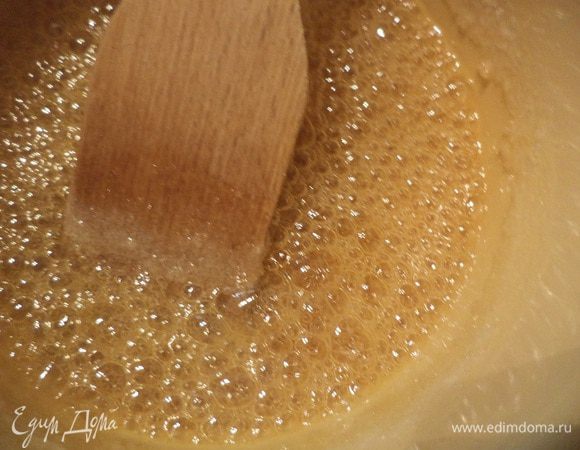 Для карамели смешать сахар и воду, довести до кипения и варить 5 - 6 минут, чтобы карамель приобрела золотистый цвет. Посолить.
Добавить сливочное масло и сливки, быстро и тщательно перемешать.