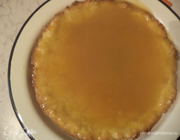 Полить карамелью испечённый и слегка остывший корж.