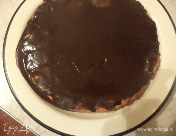 Для крема шоколад наломать кусочками. Разогреть сливки, растопить в них шоколад. Подмешать сливочное масло. Вылить крем сверху на карамель. Поставить в холодильник на 3 часа. 
Получилось очень вкусно!!!