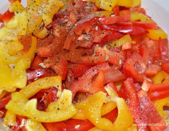 Овощи нарезать,посолить и поперчить.