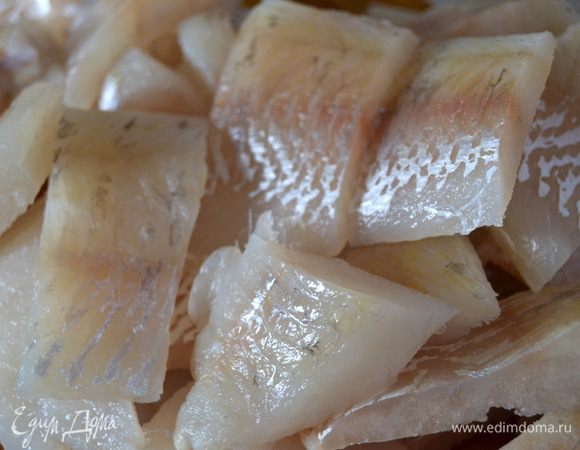 Рыбное филе вымыть,обсушить и нарезать крупными кусочками.