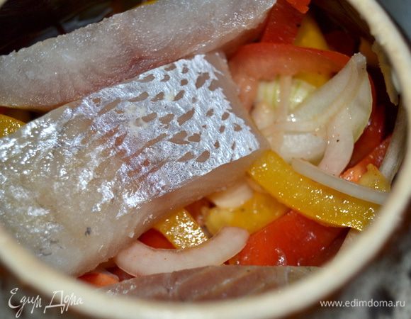 Горшочки смазать сливочным маслом.На дно выложить слой овощей,затем рыбу.