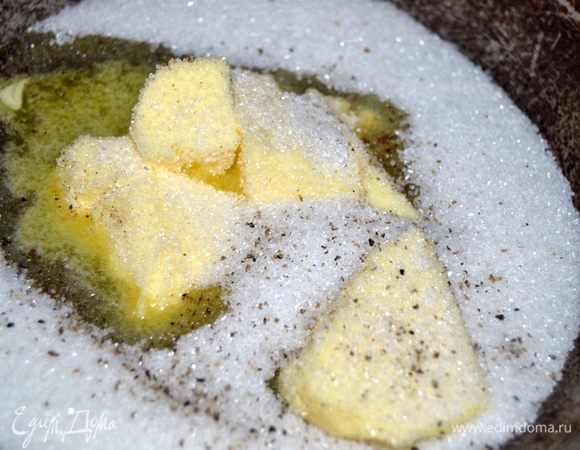 Сливочное масло положить в сковороду, в которой потом будете выпекать пирог. Насыпать сахар, соль и перец.