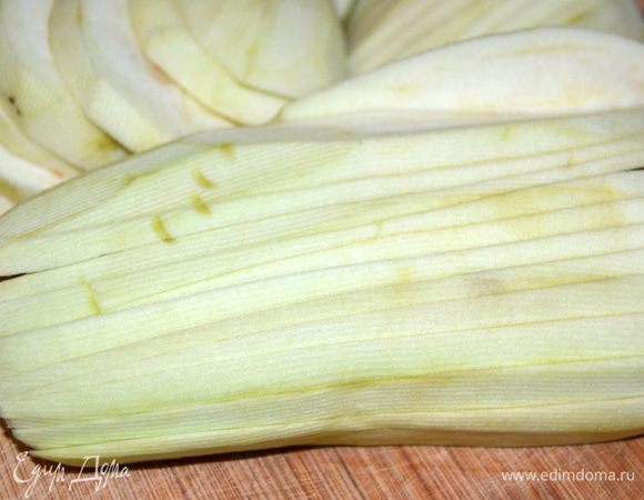 Баклажан очистить, нарезать брусочками.