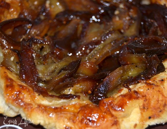 Вынимаем из духовки, ждем 5 минут и переворачиваем на сервировочное блюдо.