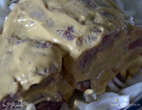 Французский шеф-повар и ресторатор Поль Бокюз рекомендует достать мясо из холодильника за час до приготовления. Духовку разогреть до 210°C. Мясо обильно смазать горчицей.