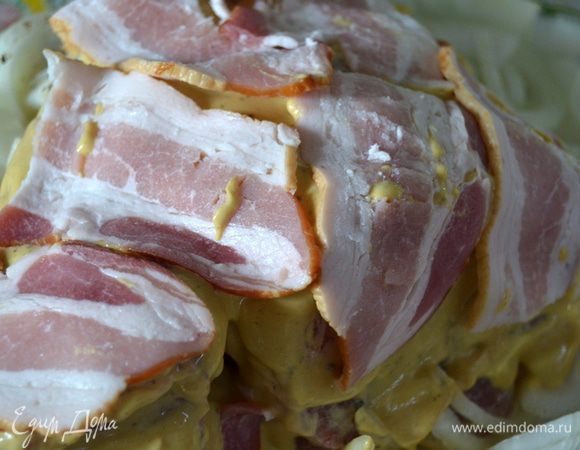 В этот раз мясо было нежирное и сверху я положила ломтики бекона. Но этого можно не делать при достаточной жирности свинины. Положите мясо в жаропрочную форму, вокруг разложите нарезанный лук, посолите и поперчите. Влейте вино и поставьте в духовку на 50 минут. В середине жарки полейте мясо выделившимся соком.