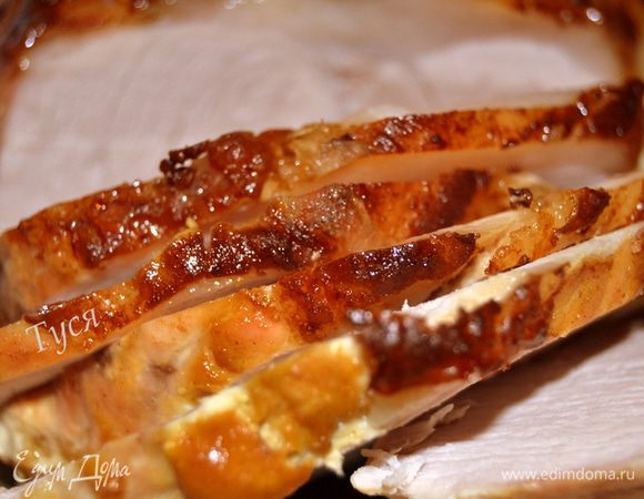 По окончании запекания выключите духовку и оставьте мясо на 10 минут. Затем мясо переложите на сервировочное блюдо, а оставшийся мясной сок доведите до кипения, добавьте маленький половник горячей воды, поперчите и посолите по вкусу. Варите соус до густоты и подайте к мясу.