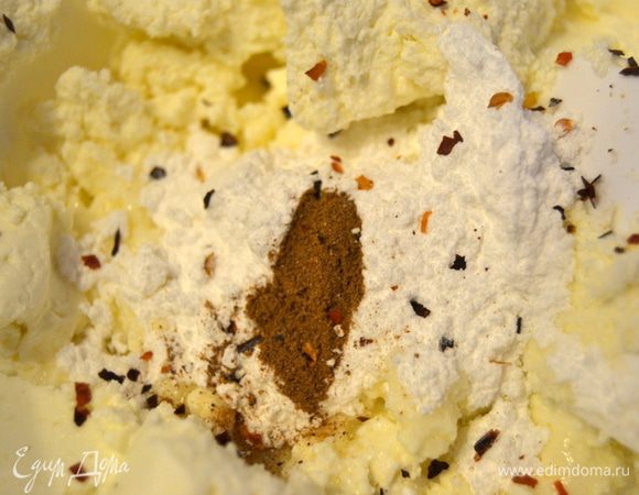 Смешать все для начинки.От себя я добавила перец "гуахильо"(гуаджилло) Он имеет аромат зеленого чая с подтекстом ягоды.