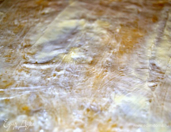 Смазать размягчённым сливочным маслом.