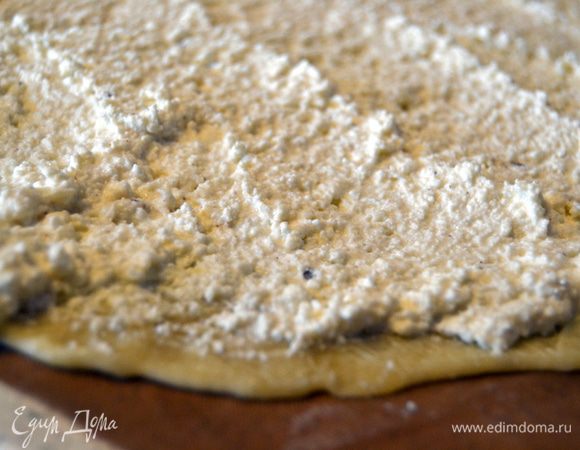 Выложить творожную  начинку,разровнять. Творог можно заменить брынзой.