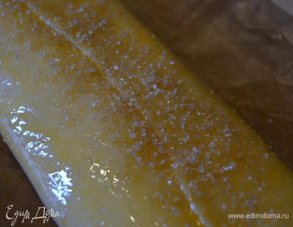 Верх смазать разболтанным яйцом и посыпать сахаром.Выпекать в разогретой до 180 гр духовке до зарумянивания.У меня ушло 40 минут.