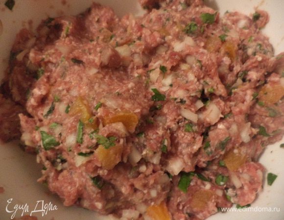Лук очистить и мелко порубить. Курагу нарезать кусочками.
Соединить фарш, лук и курагу, посолить, поперчить, перемешать.