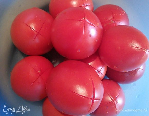 Помидоры надрезать накрест, залить кипятком, подержать 1 минуту в кипятке, слить, обдать помидоры ледяной водой, снять кожицу, нарезать на мелкие кубики. 