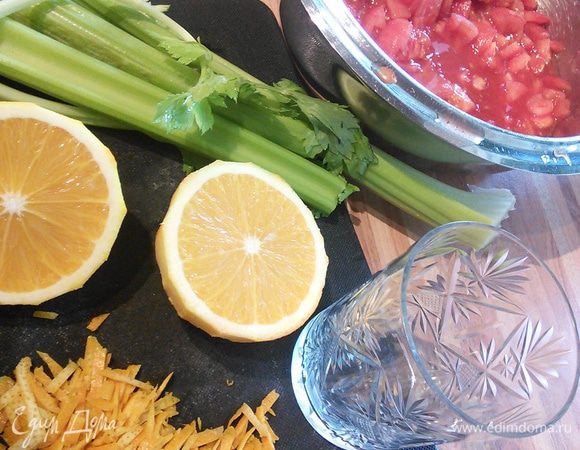 Снять цедру с апельсина, мелко её порезать. Сок апельсина выдавить. Сельдерей нарезать крупными брусками.
