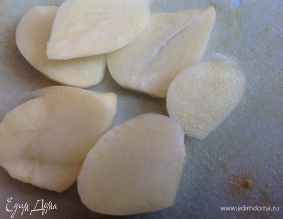 Чеснок очистите и нарежьте тонкими пластинами.