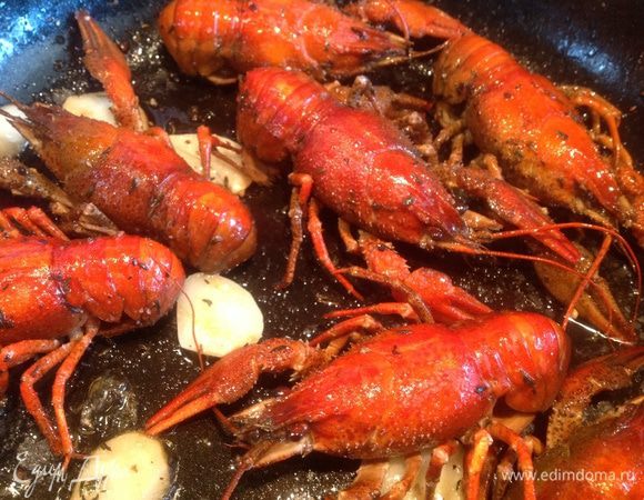 Через 3-4 минуты посолите, переверните и оставьте еще на 3 минуты.