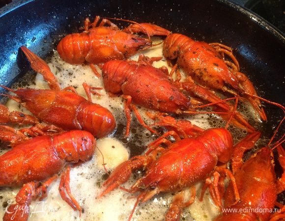 Выключите плиту, добавьте пива (можно заменить рыбным бульоном), накройте крышкой и дайте настояться 10-15 минут.