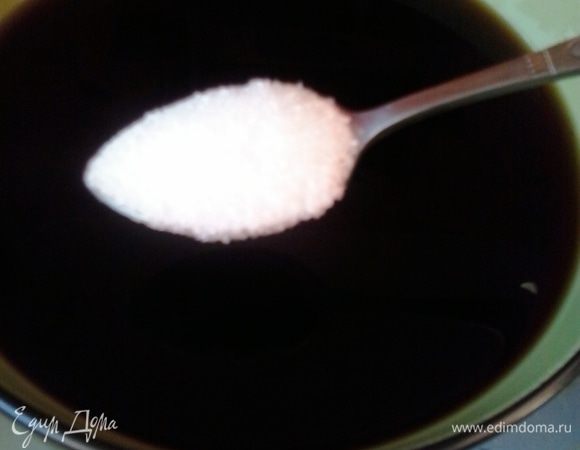 Добавляем сахар и корицу.