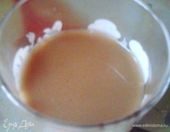 Разливаем в подходящие емкости. У меня просто маленькие стаканчики. Отправляем в холодильник. Для полного застывания у меня ушло 3 часа.