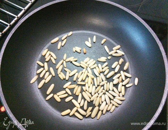 Кедровые орешки подрумянить на разогретой сковороде без добавления масла.