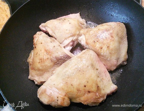 Курицу можно использовать целую, разобрав её на порционные кусочки или её части, как у меня. Курицу промыть, обсушить салфеткой, посолить, поперчить и обжарить на масле до золотистой корочки с обеих сторон. Снять со сковороды.