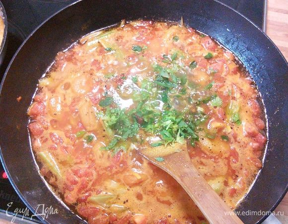 Посолить, поперчить, добавить орегано. За это время соус немного уварится и преобретёт свои ароматы.