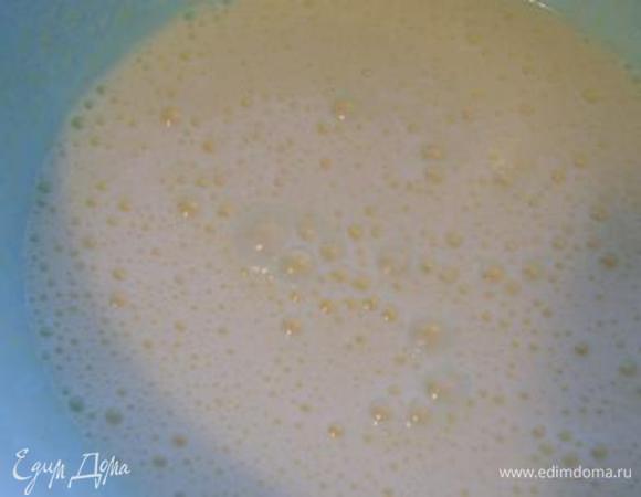 Готовим начинку! Все ингредиенты должны быть комнатной температуры!!!
Яйца взбить с сахаром добела.