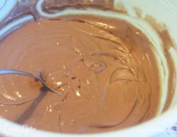 Шоколад растопить в микроволновке или на водяной бане, добавить в начинку.