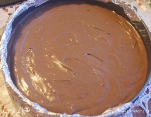 Форму обернуть фольгой. На дно уложить основу, на основу распределить начинку. Отправить в духовку на 50 минут при 170 гр.