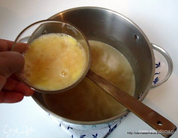 Добавить яйца и соду, перемешать, поставить на водяную баню, варить смесь в течение 7 минут.