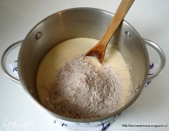 Снять смесь с водяной бани, добавить просеянную муку, какао, разрыхлитель.