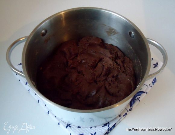 Замесить тесто, накрыть его пищевой пленкой и убрать в холод на 1 час.