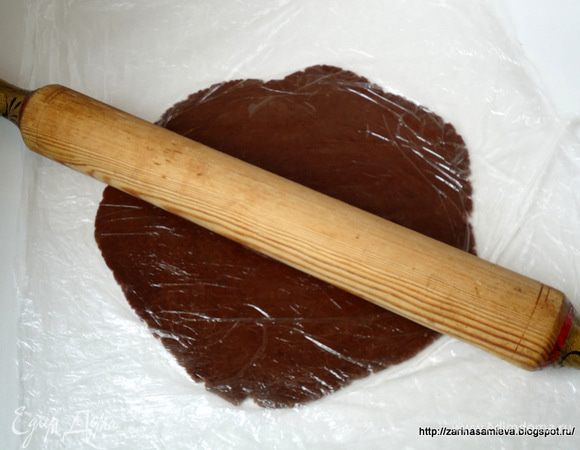 Каждый кусочек раскатать в тонкую лепешку, лучше всего это делать м/у двумя кусками пленки.