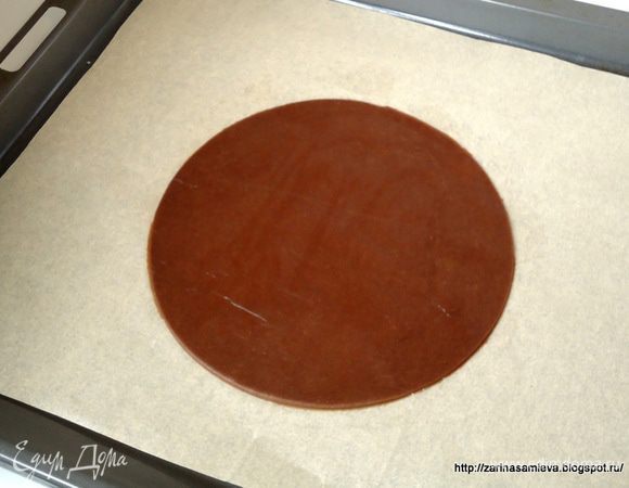 Перенести лепешку на противень застеленный бумагой, вырезать круг d = 20 см.