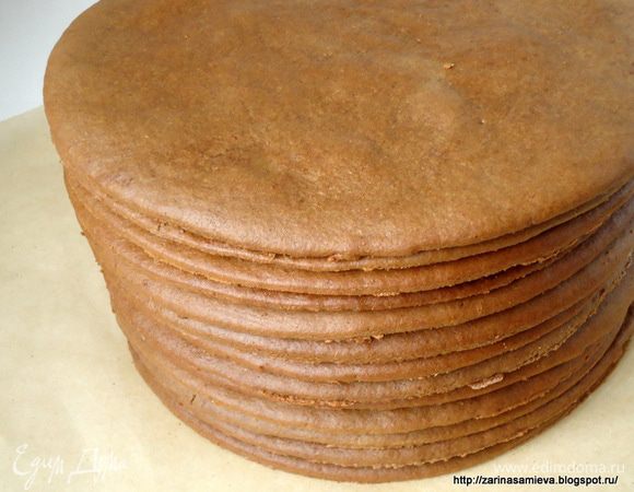 Выпекать коржи в заранее разогретой духовке при 180°С 6 минут. Из обрезков теста выпечь ещё один корж. Всего их должно быть восемь штук.