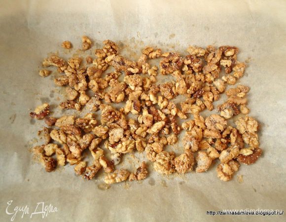 Грецкие орехи хорошо промыть, выложить на противень, присыпать сахаром , перемешать. В таком виде подсушить в духовке, до хрустящей корочке. Затем порубить ножом на кусочки поменьше.