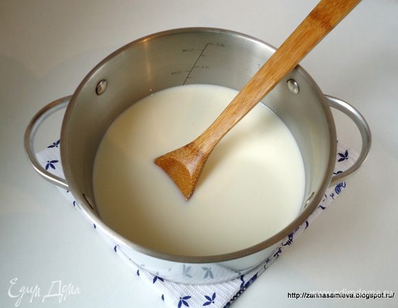 Для крема: 500 мл молока смешать со сгущенным молоком в кастрюльке, поставить на огонь и сварить сироп.