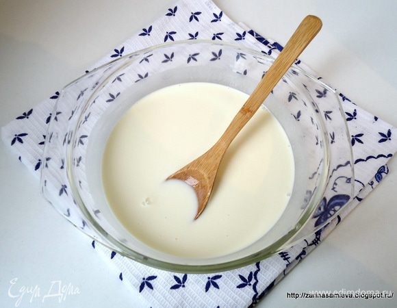 В другой емкости смешать оставшееся молоко с кукурузным крахмалом.