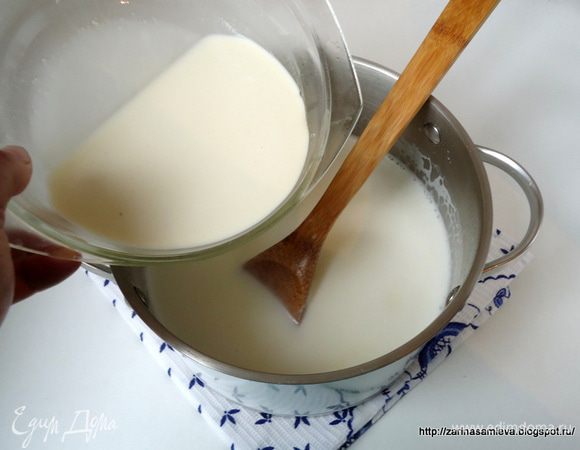 Смешать обе жидкости, интенсивно помешивая ложкой. Поставить кастрюльку на небольшой огонь и довести крем до густого состояния, это произойдет буквально на глазах. Я всегда жду, когда пойдут «бульки» и сразу убираю крем с огня. Важно, не переставать помешивать крем, иначе он пригорит.