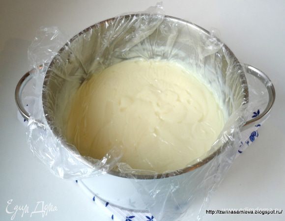 Снять заварной крем с огня, накрыть пищевой пленкой и остудить при комнатной температуре.