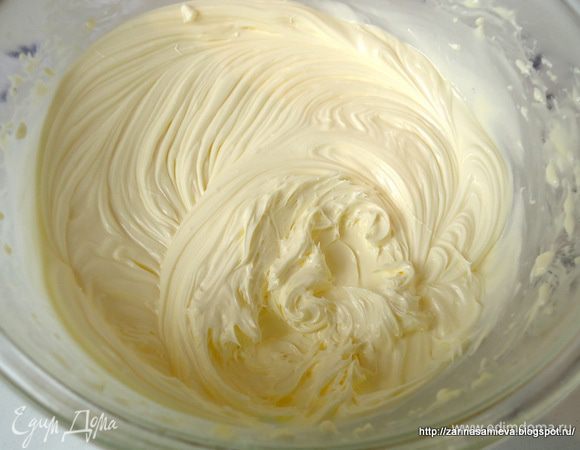 Когда заварной крем остынет, взбить масло до пышного состояния.