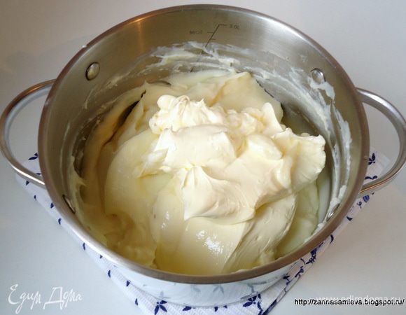 Соединить взбитое сливочное масло и полностью остывший заварной крем, взбить миксером.