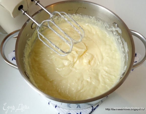 Очень важно! заранее вынуть масло из холодильника, что бы оно было комнатной температуры, иначе крем получится крупинками. Т.е. и заварной крем и масло при соединении должны быть одной температуры.